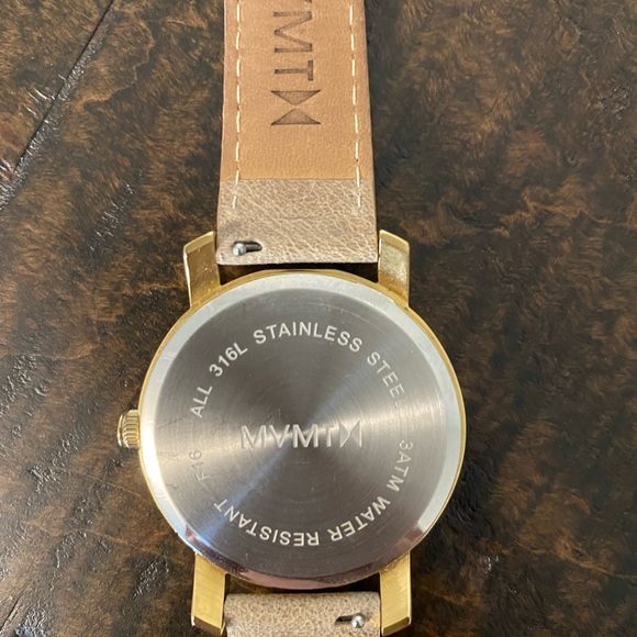 MVMT watch - beige beautiful white textured back - Picture 2 of 6